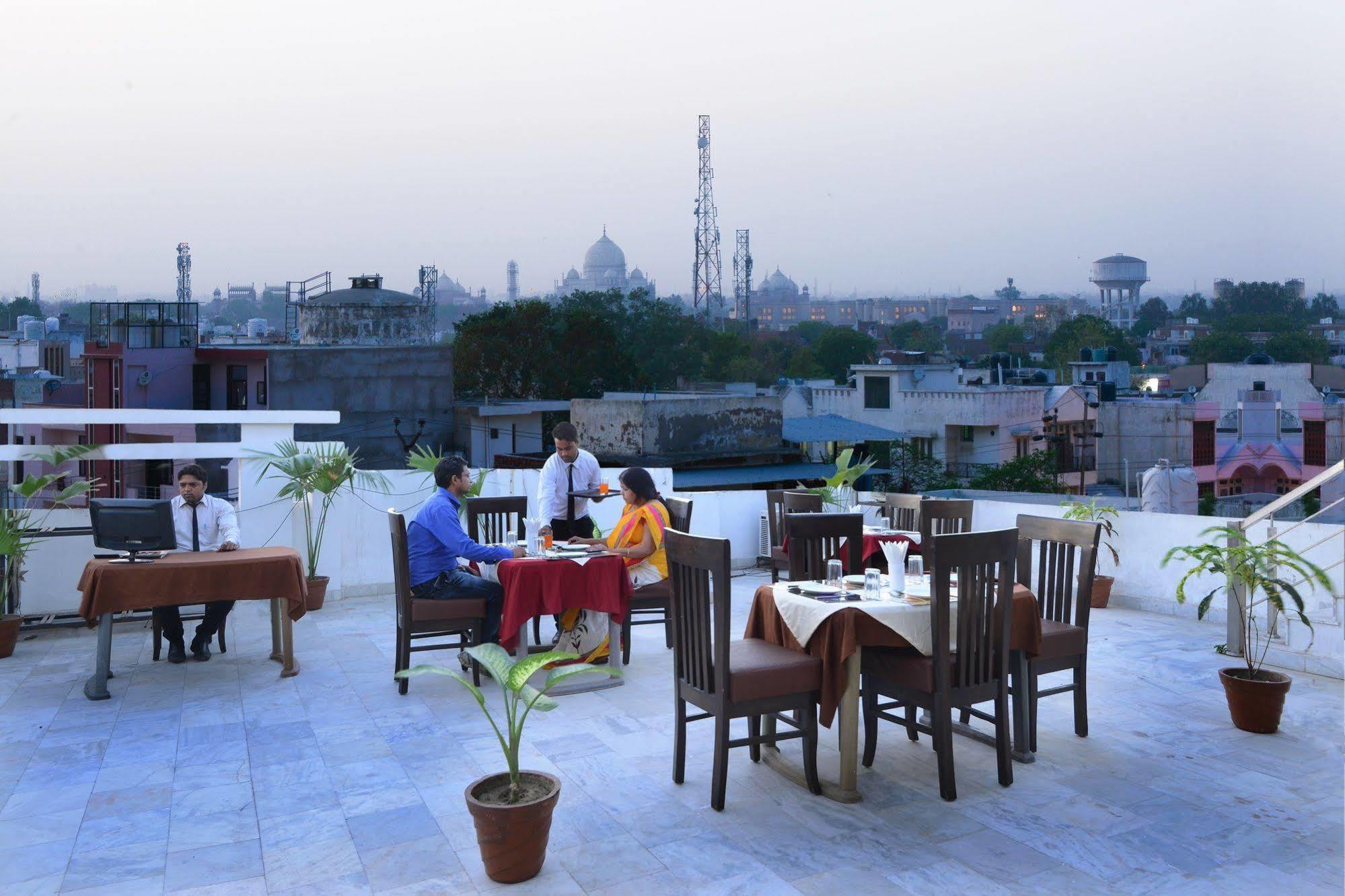 Hotel Dazzling East Gate Agra  Esterno foto